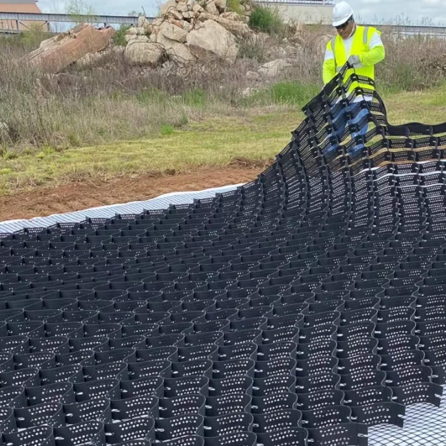 Geocelda Estabilizadora de Terreno • Para Caminos • 5x10 mts • Altura de la red 50mm • Espesor Plástico 1,5 mm • Negro