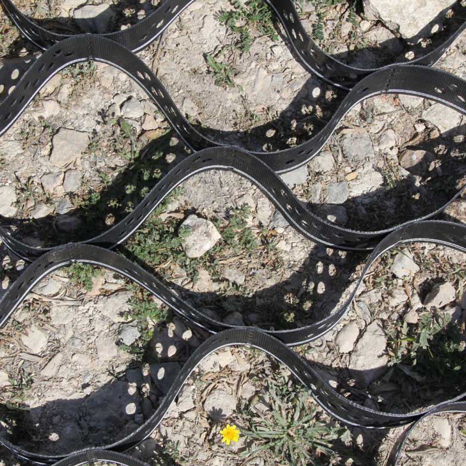 Geocelda Estabilizadora de Terreno • Para Caminos • 5x10 mts • Altura de la red 50mm • Espesor Plástico 1,5 mm • Negro