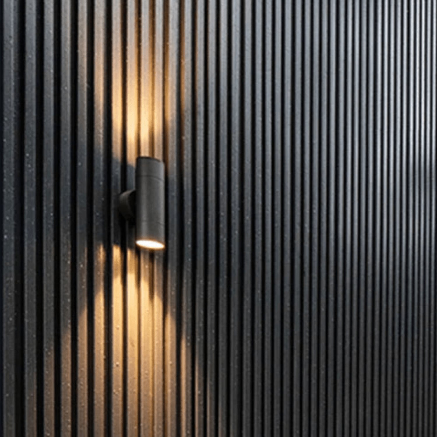 Revestimiento de Exterior Metal Siding • 290x38.3x1.6cm • Lineas delgadas • Negro • Pack 8 unidades