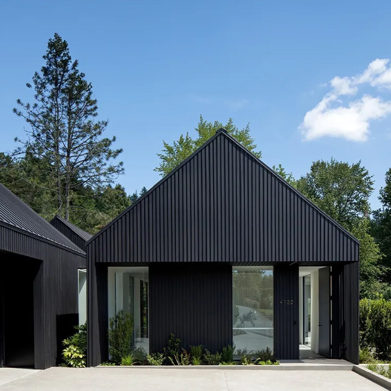 Revestimiento de Exterior Metal Siding • 290x38.3x1.6cm • Lineas delgadas • Negro • Pack 8 unidades