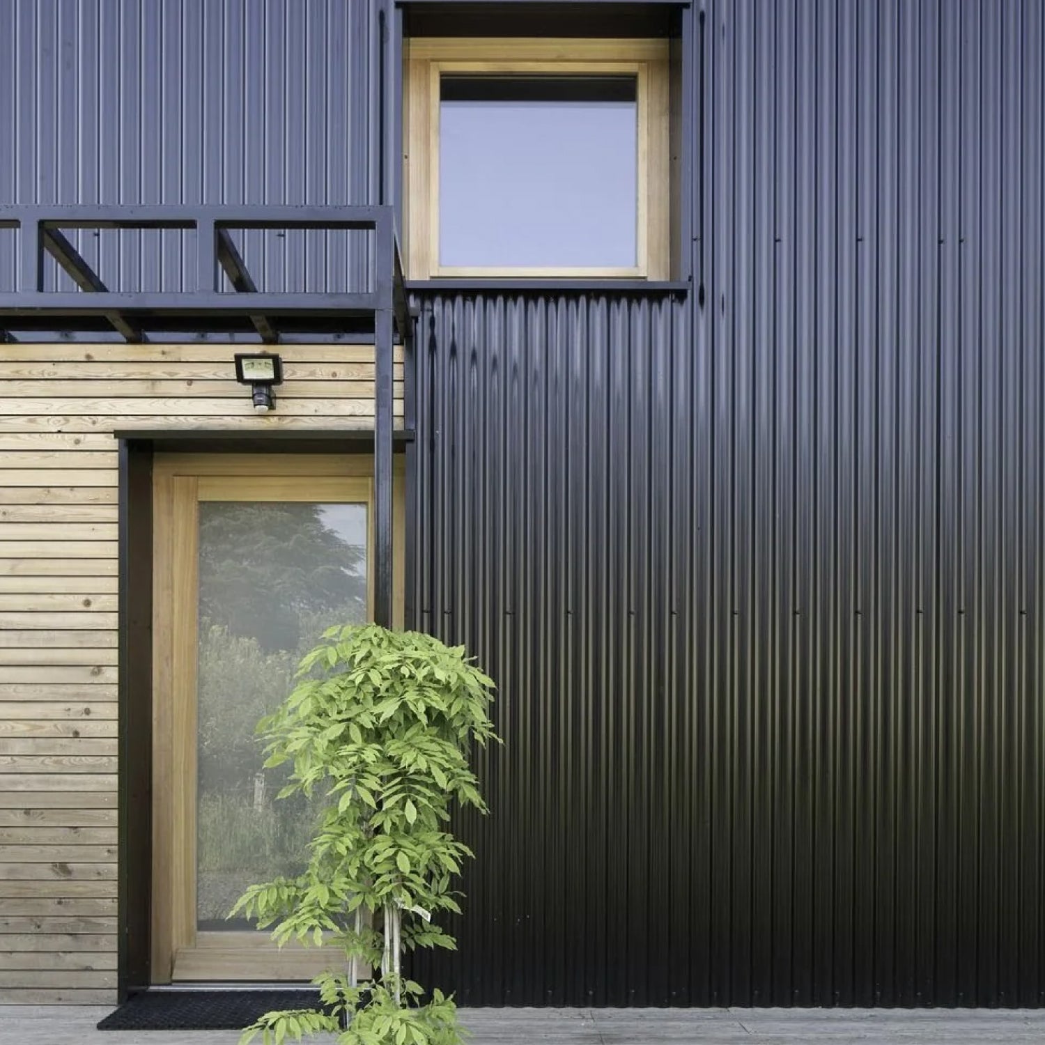 Revestimiento de Exterior Metal Siding • 290x38.3x1.6cm • Lineas delgadas • Negro • Pack 8 unidades