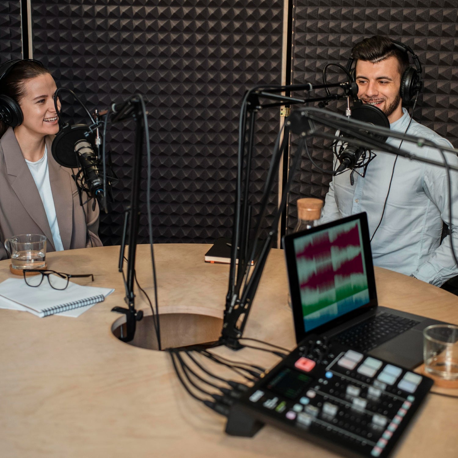 Panel Acústico Piramidal • AutoAdhesivo • 30x30x5cm • Pack x 12 Unidades 1 m2