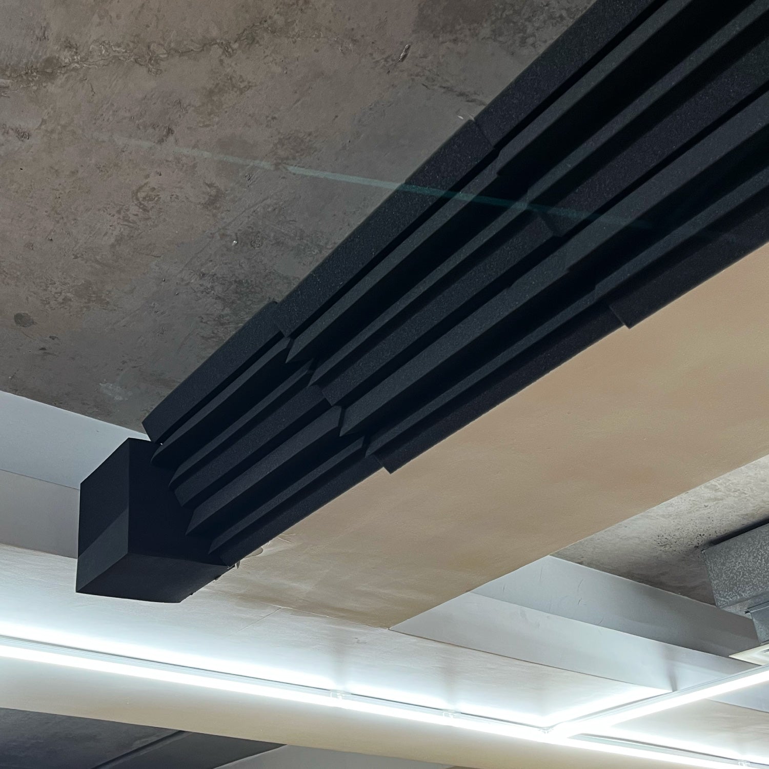 Panel Acústico Trampa de Bajos • AutoAdhesivo • Negro • 25x25x50cm