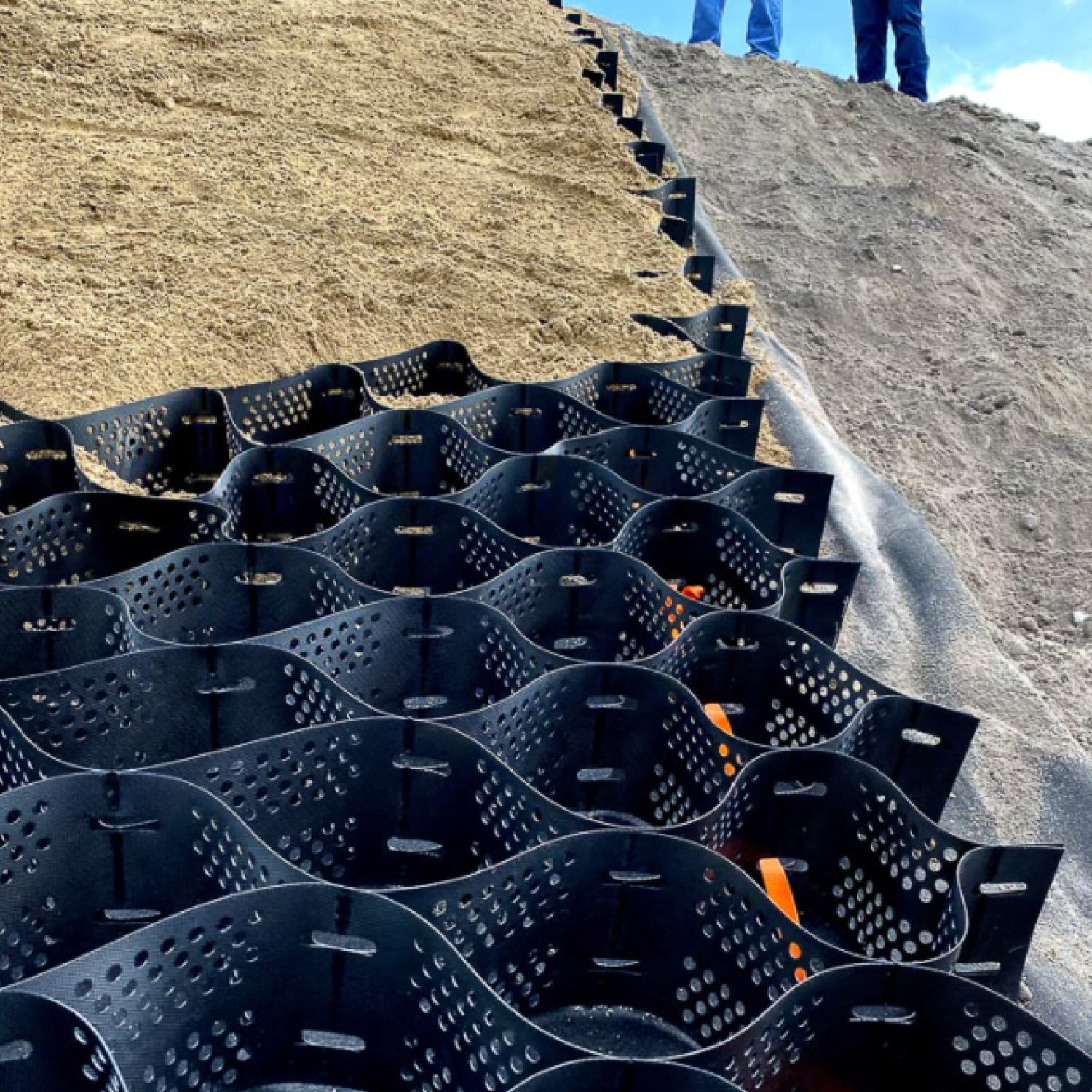 Geocelda Estabilizadora de Terreno • Para Caminos • 5x10 mts • Altura de la red 50mm • Espesor Plástico 1,5 mm • Negro