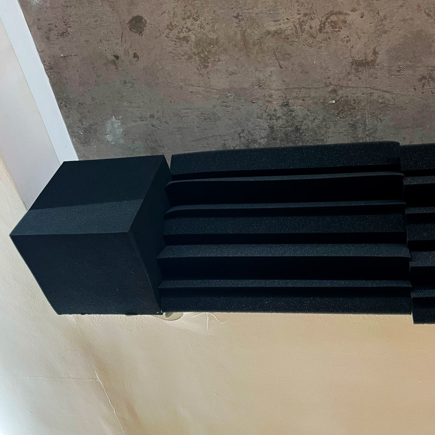 Panel Acústico Trampa de Bajos • AutoAdhesivo • Negro • 25x25x50cm