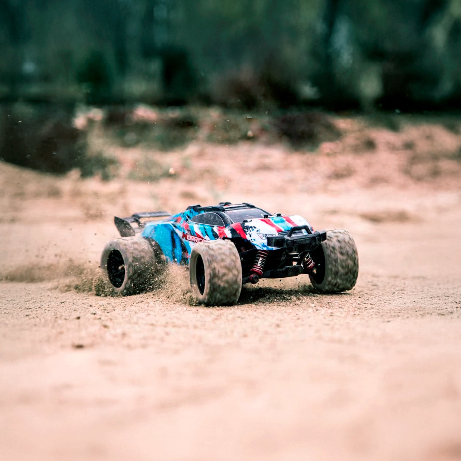 Auto a control remoto • Hurricane monster truck 4x4 • 36 Km/h • Celeste/rojo