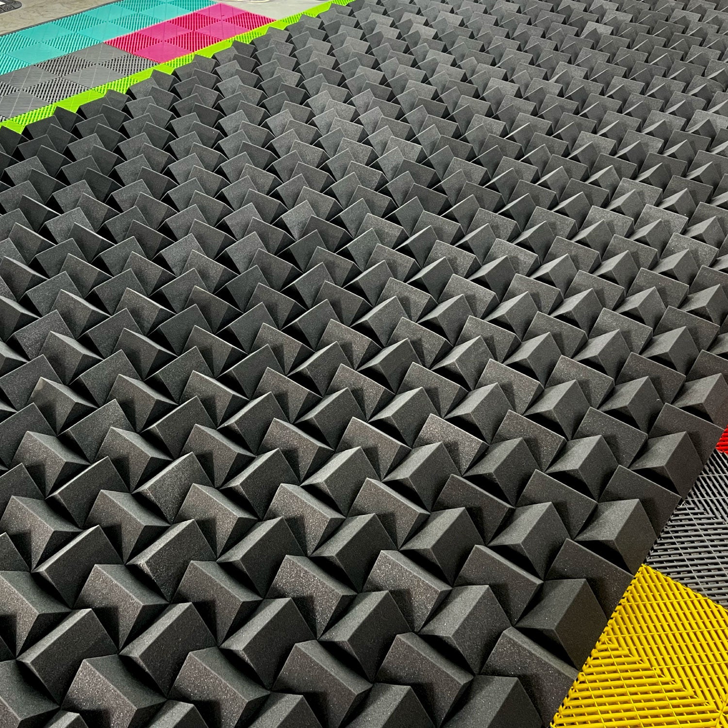 Panel Acústico Prisma • AutoAdhesivo • Negro • 60x60x8cm