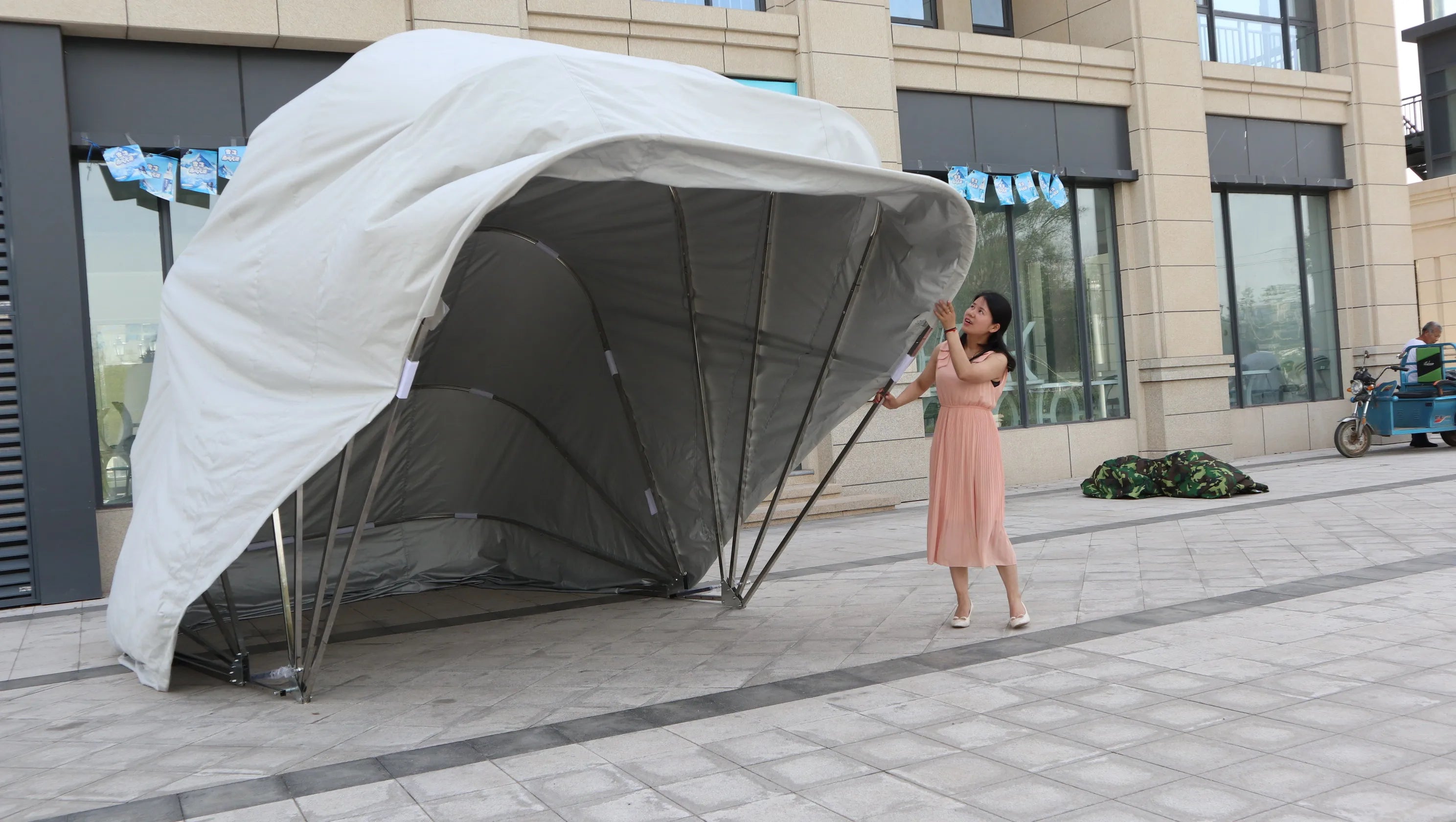 Carpa Cochera Plegable para Moto • Retractil • Soporte Anclado a Piso • 3,3m largo × 1,9m ancho × 1,4m alto • Gris