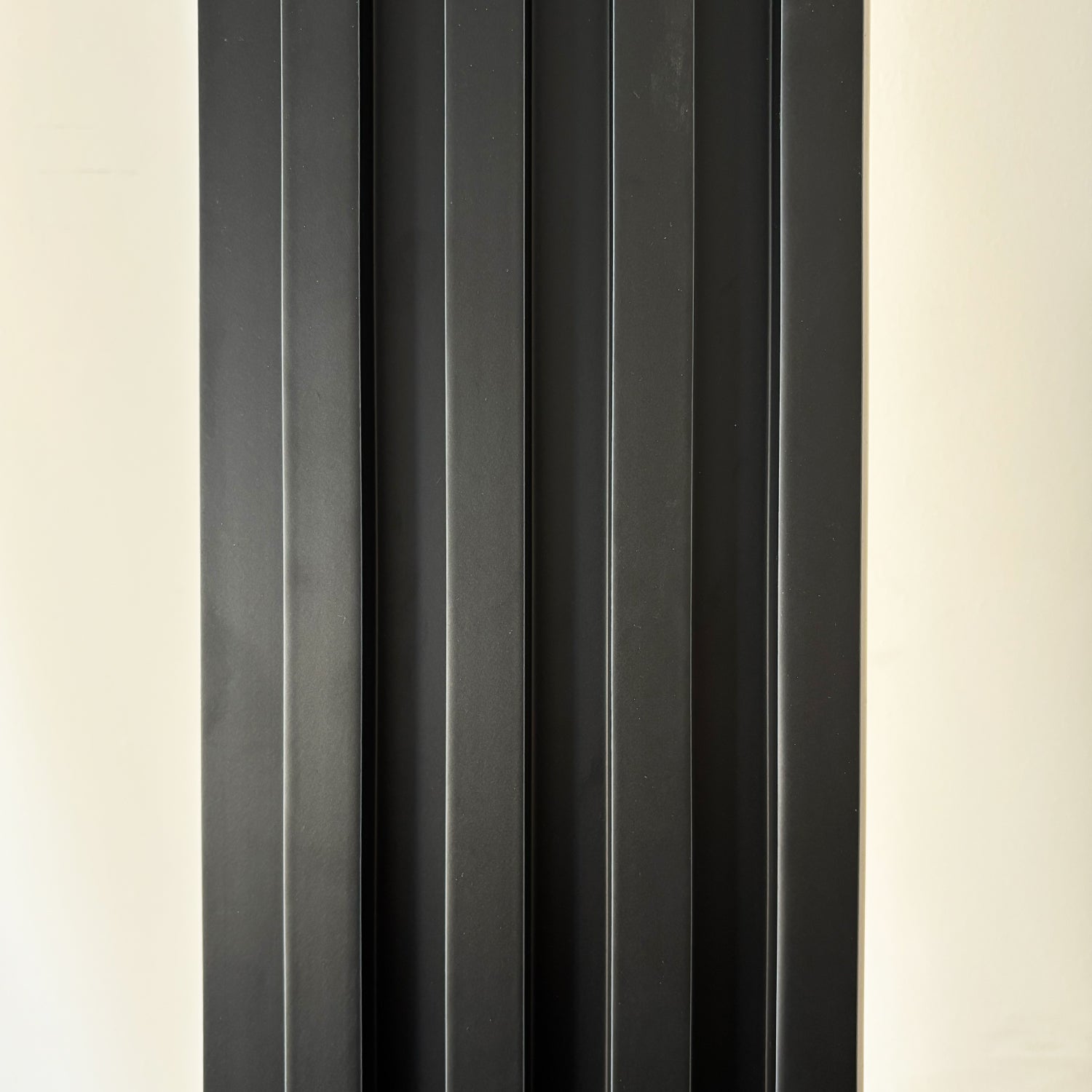 Revestimiento interior • WPC Wall Panel • Negro • 15.5x240x1.8cm • [Preventa]