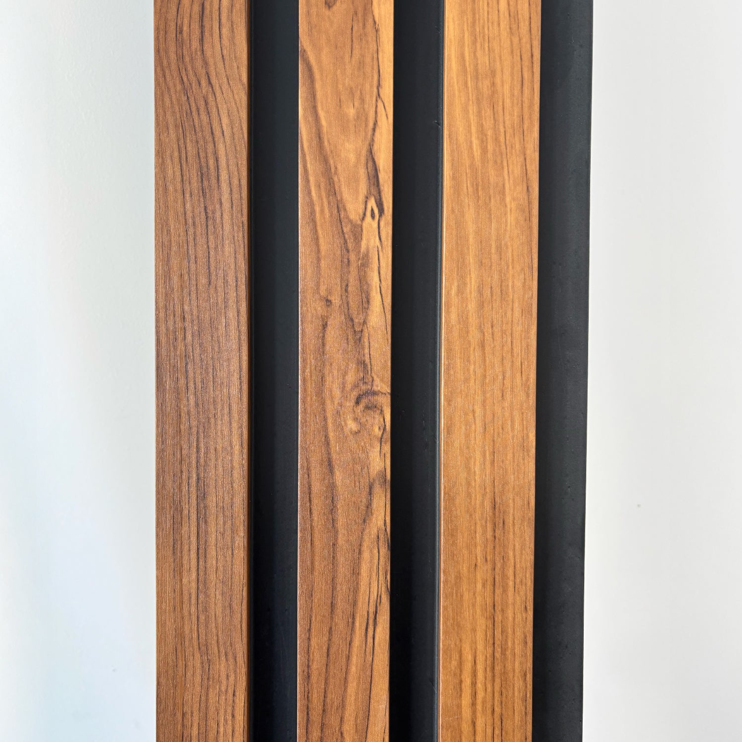 Revestimiento interior • WPC Wall Panel • Negro/Madera • 20.5x240x1.5cm • [Preventa]