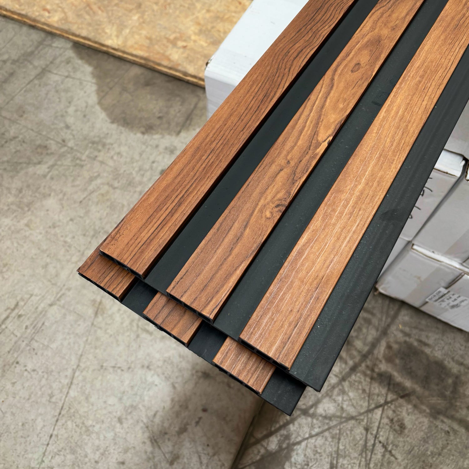Revestimiento interior • WPC Wall Panel • Negro/Madera • 20.5x240x1.5cm • [Preventa]