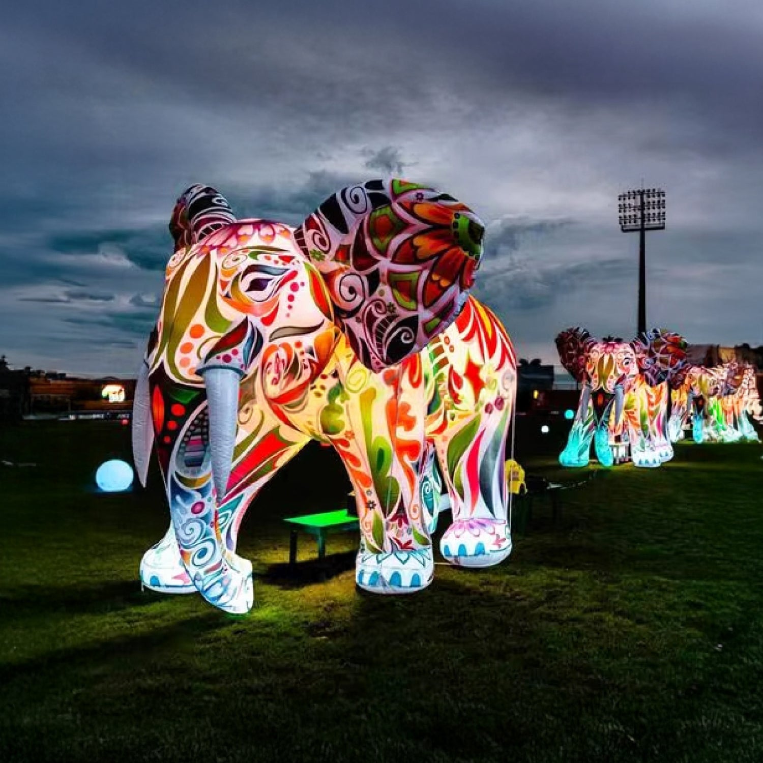 Juego Inflable • Elefante Colorido • Con Luz LED • 5mx5mx4m • [A Pedido] • Arriendo