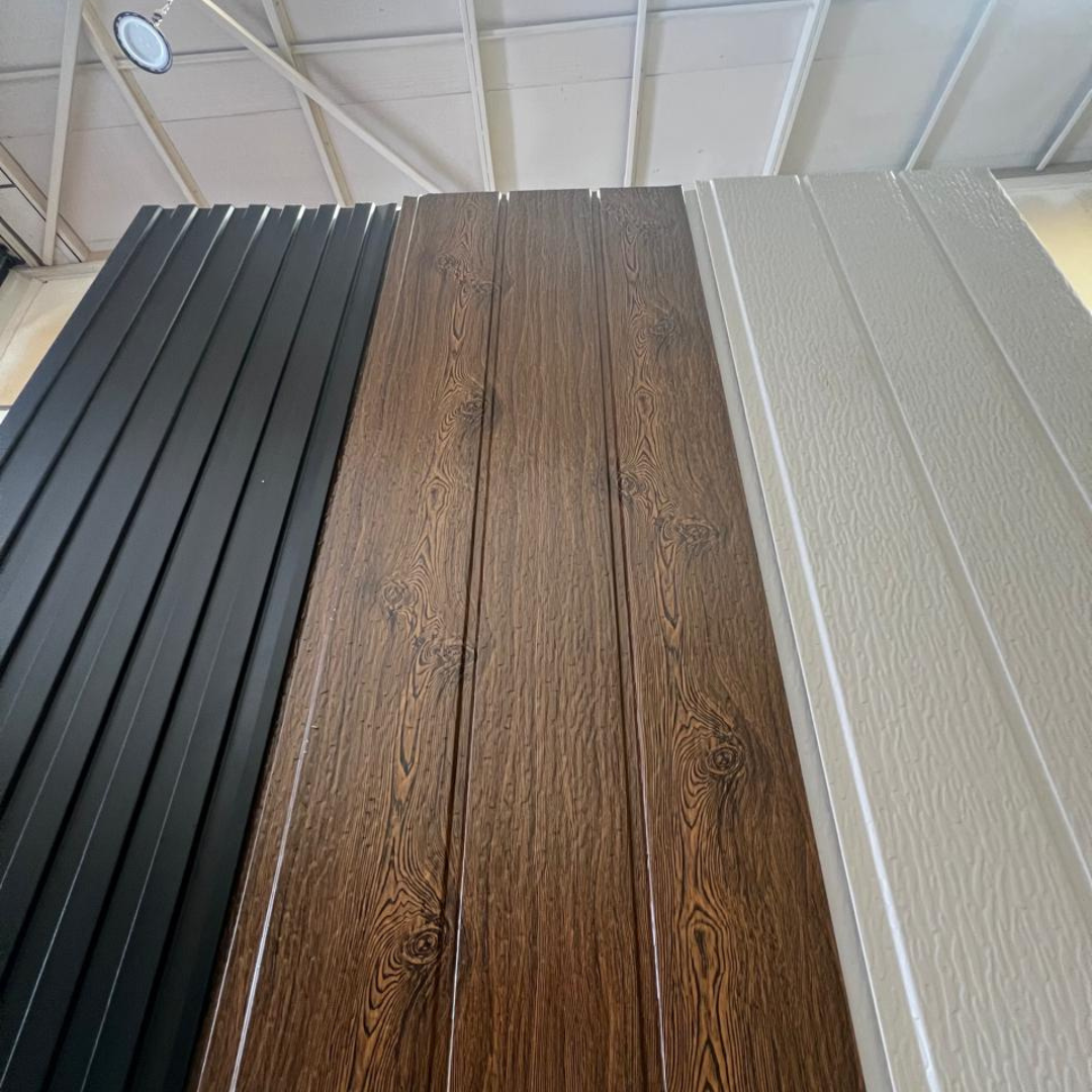 Revestimiento de Exterior Metal Siding • 290x38.3x1.6cm • Café Oscuro Texturado • Pack 8 unidades