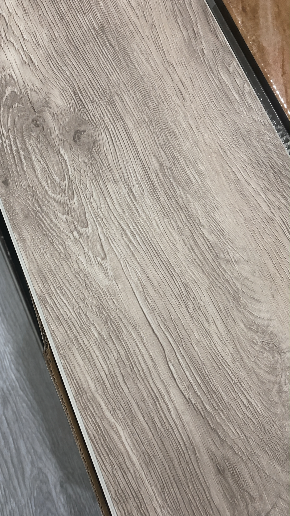 Piso Vinilico SPC 5mm • 1220x183mm • Caja 9 Palmetas 2.23 m2 • Nogal Claro
